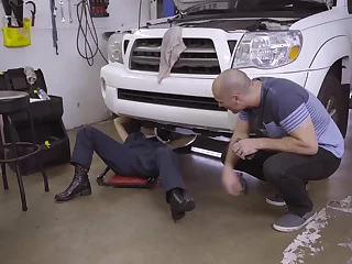 Sexy repairman Gina Valentina gets well-found good in the auto shop